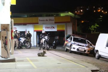 Homens assaltam posto de combustível com carro roubado