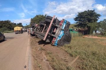Carreta tomba na BR-381 em São Gonçalo do Rio abaixo