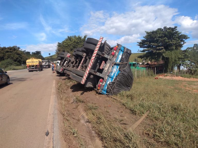 Carreta tomba na BR-381 em São Gonçalo do Rio abaixo