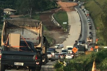 BR-381 tem trânsito interditado nos dois sentidos nesta quarta