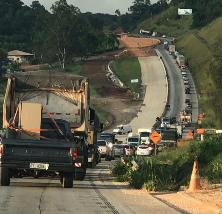 BR-381 tem trânsito interditado nos dois sentidos nesta quarta