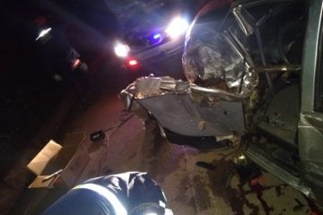 Motorista fica preso às ferragens após batida entre carro e ônibus em Barão de Cocais