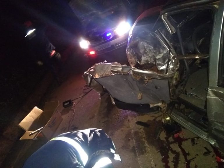 Motorista fica preso às ferragens após batida entre carro e ônibus em Barão de Cocais