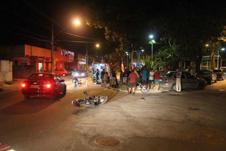 Jovem fica ferido em batida entre carro e moto no bairro João XXIII