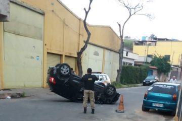 Motorista embriagado capota carro após colisão no bairro Major Lage