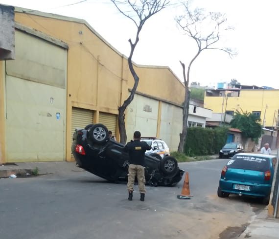Motorista embriagado capota carro após colisão no bairro Major Lage