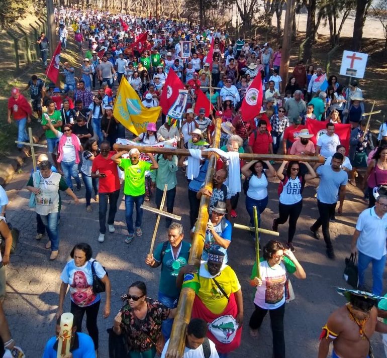 Romaria reúne milhares em Itabira e tem discurso contra a Vale Romaria reúne milhares em Itabira e tem discurso contra a Vale