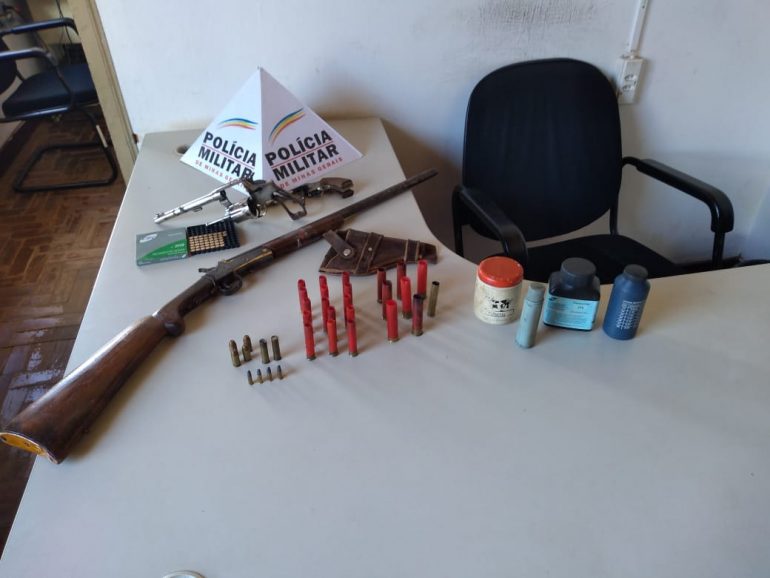 Polícia Militar prende homem por porte ilegal de armas em São Gonçalo do Rio Abaixo