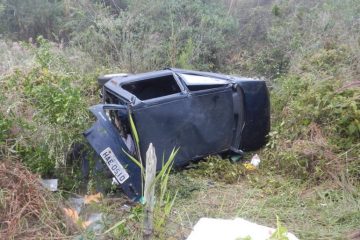Carro capota em ribanceira com quatro pessoas na MG-129
