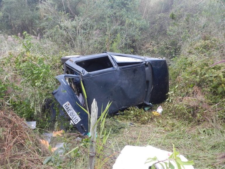 Carro capota em ribanceira com quatro pessoas na MG-129