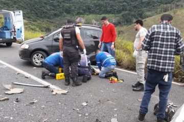 Acidente com carro de Itabira deixa quatro pessoas feridas na BR-381