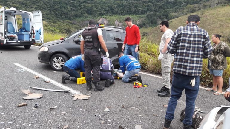 Acidente com carro de Itabira deixa quatro pessoas feridas na BR-381