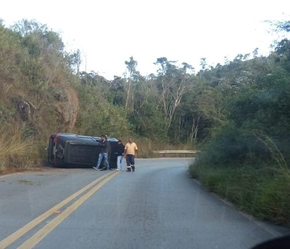 Carro capota em curva na MG-010 em Conceição do Mato Dentro