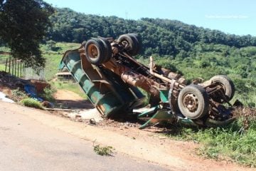 Motorista capota caminhão carregado com areia na estrada do Forninho