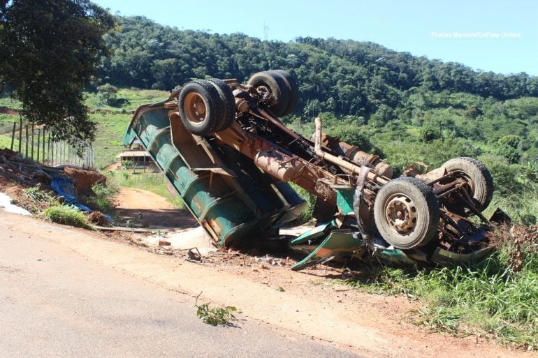 Motorista capota caminhão carregado com areia na estrada do Forninho