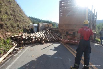 Caminhão carregado com eucalipto tomba e interdita a Estrada do Forninho