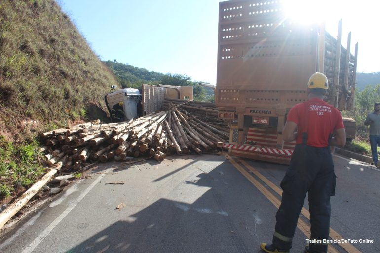 Caminhão carregado com eucalipto tomba e interdita a Estrada do Forninho