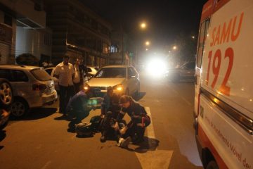 Colisão entre carro e moto deixa jovem ferido na avenida das Rosas