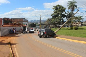 Mulher passa mal enquanto dirigia, bate carro e derruba poste em Itabira