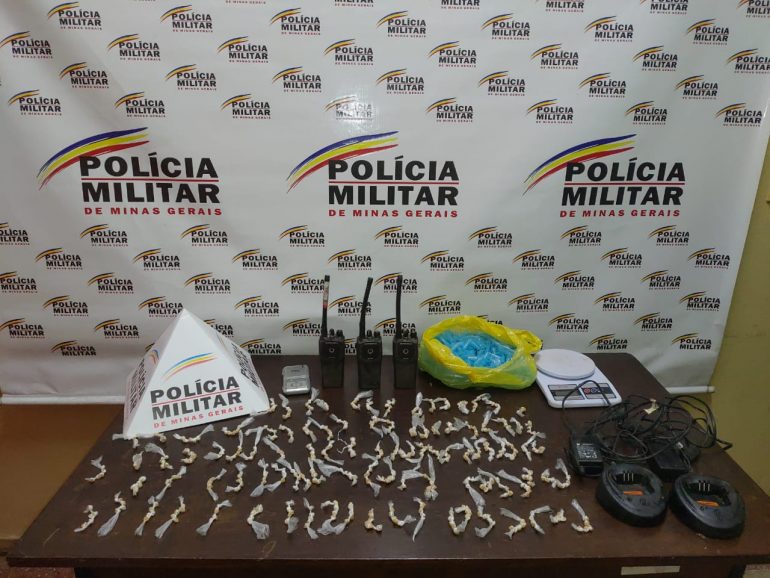 PM faz buscas em pontos de tráfico e apreende 500 pedras de crack em Santa Bárbara