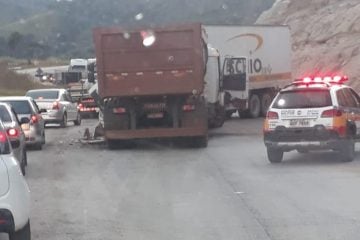 Acidente entre carretas deixa BR-381 com pista parcialmente interditada