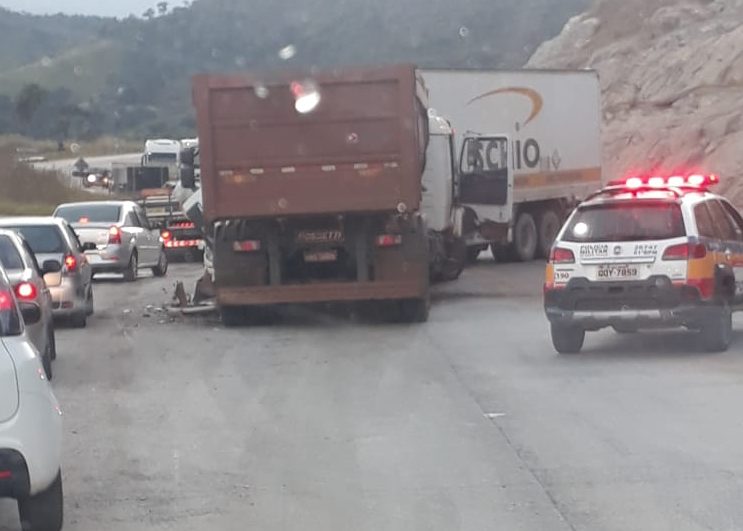 Acidente entre carretas deixa BR-381 com pista parcialmente interditada