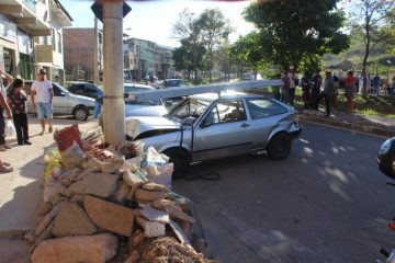 Veículo parado em local proibido causa acidente na avenida Cristina Gazire