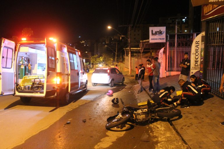 Colisão entre carro e moto deixa motociclista ferido em Itabira Colisão entre carro e moto deixa motociclista ferido em Itabira