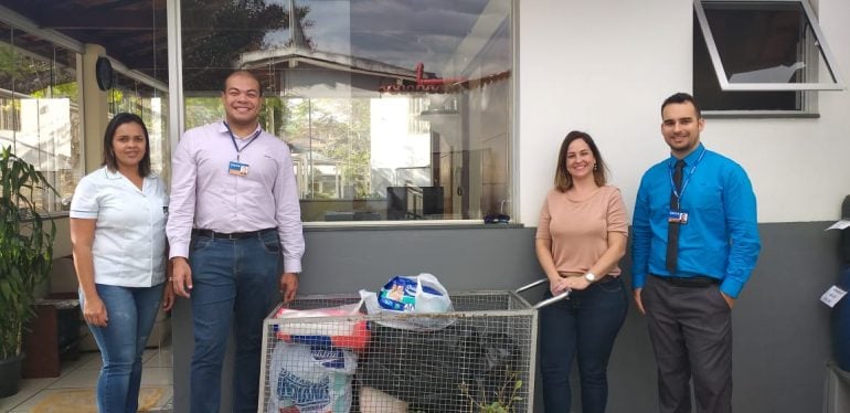 Caixa entrega doação de fraldas geriátricas ao Lar de Ozanam
