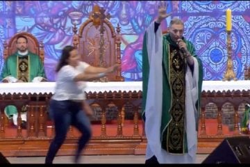 Padre Marcelo Rossi é empurrado do palco por mulher em evento – Veja vídeo