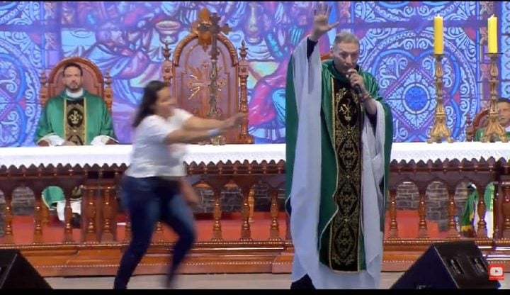 Padre Marcelo Rossi é empurrado do palco por mulher em evento – Veja vídeo