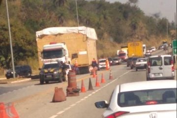 Transporte de carga deixa trânsito lento na BR-381
