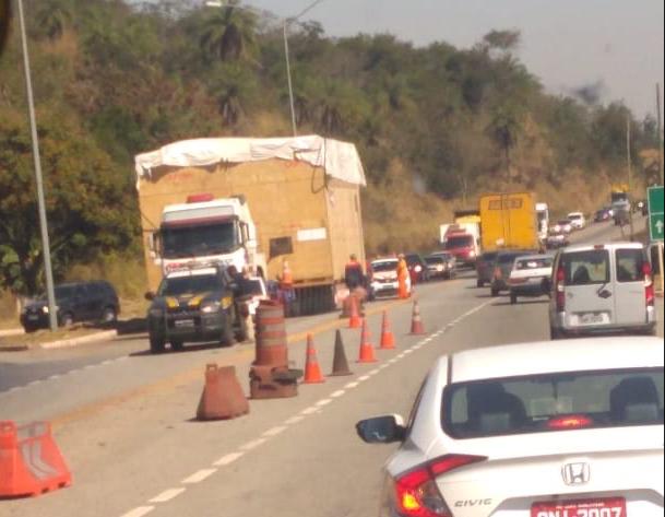 Transporte de carga deixa trânsito lento na BR-381