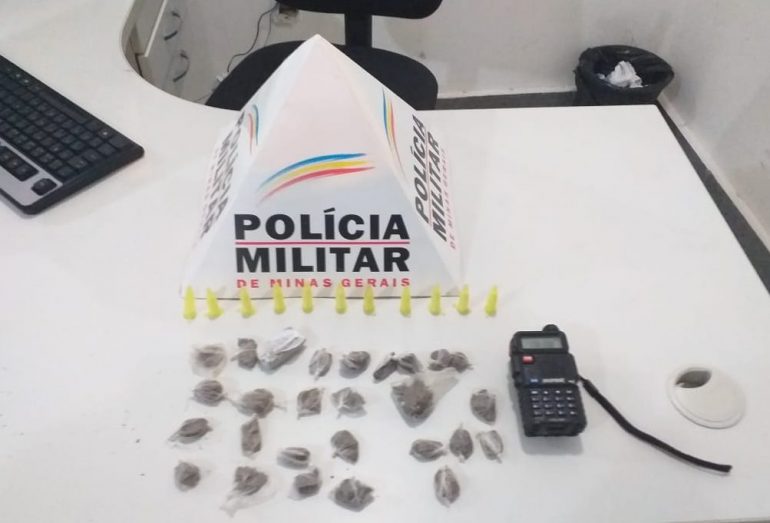 Drogas e rádio comunicador na frequência da Polícia Militar são apreendidos no Santa Marta