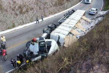 Motorista morre preso às ferragens após tombar carreta na MGC-120