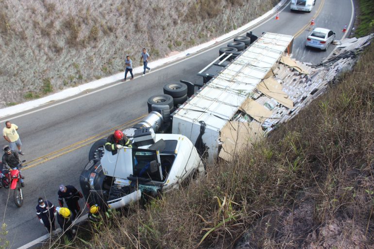 Motorista morre preso às ferragens após tombar carreta na MGC-120