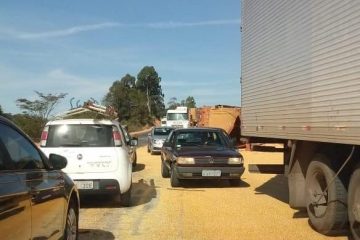 Carreta carregada com milho tomba na BR-381 e interdita totalmente a pista