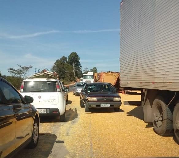 Carreta carregada com milho tomba na BR-381 e interdita totalmente a pista