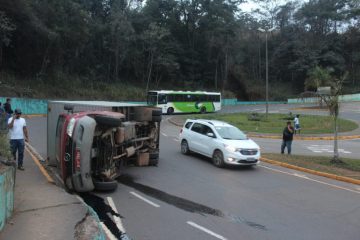 Caminhão baú tomba em rotatória da avenida João Soares da Silva em Itabira