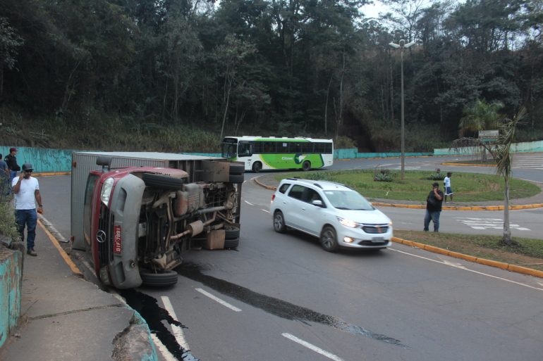 Caminhão baú tomba em rotatória da avenida João Soares da Silva em Itabira