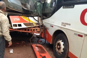 Ônibus da mesma empresa batem de frente em estrada de terra que liga Barão a Santa Bárbara