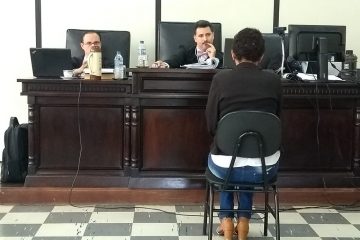 Julgamento de tentativa de feminicídio termina com testemunhas e vítima levados à Polícia Civil