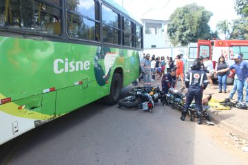 Motociclista fica ferido em colisão com ônibus na Vila Paciência