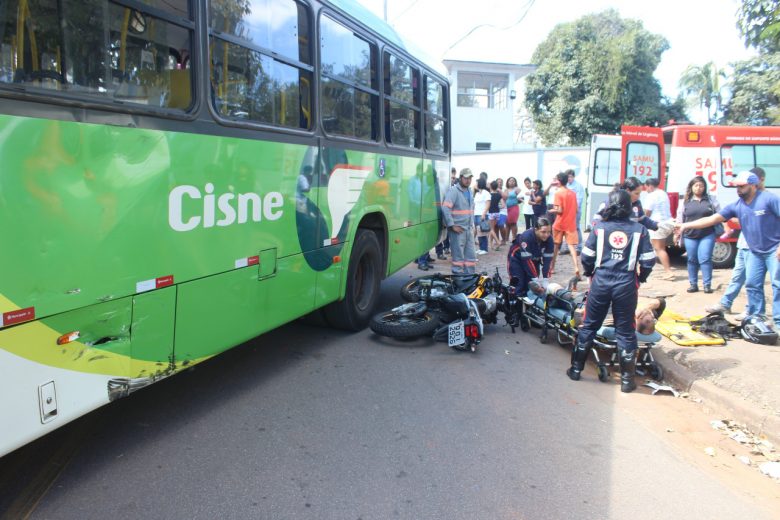 Motociclista fica ferido em colisão com ônibus na Vila Paciência