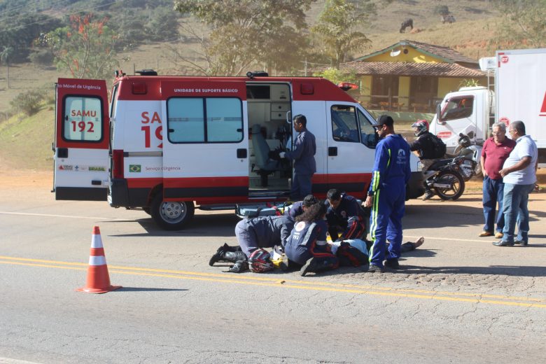 Após acidente de moto, vítima é encontrada caída na MG-129 com fratura exposta