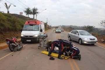 Mulher fica ferida em acidente entre ônibus e moto em Itabira