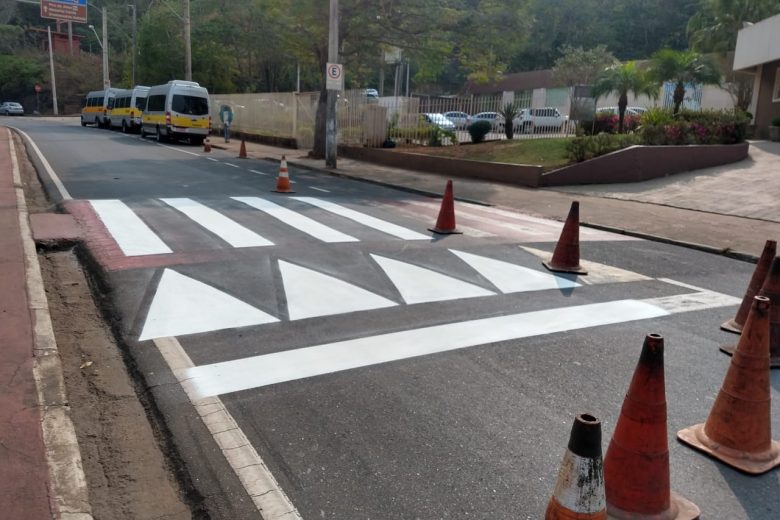 Revitalização em sinalizações de trânsito avança para os bairros em Itabira