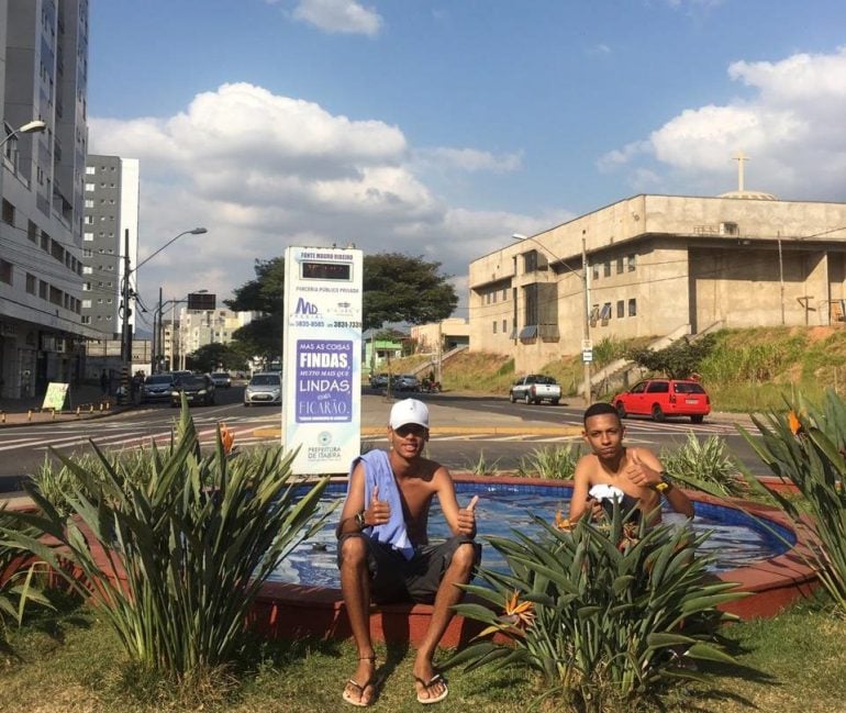 Jovens se refrescam em fonte de Itabira – Veja vídeo
