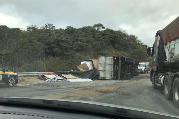 Caminhão tomba e interdita completamente trecho da BR-381