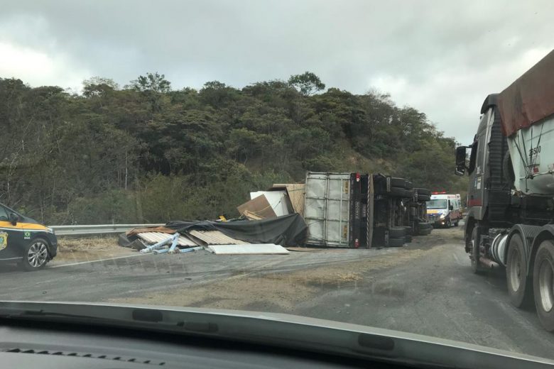 Caminhão tomba e interdita completamente trecho da BR-381